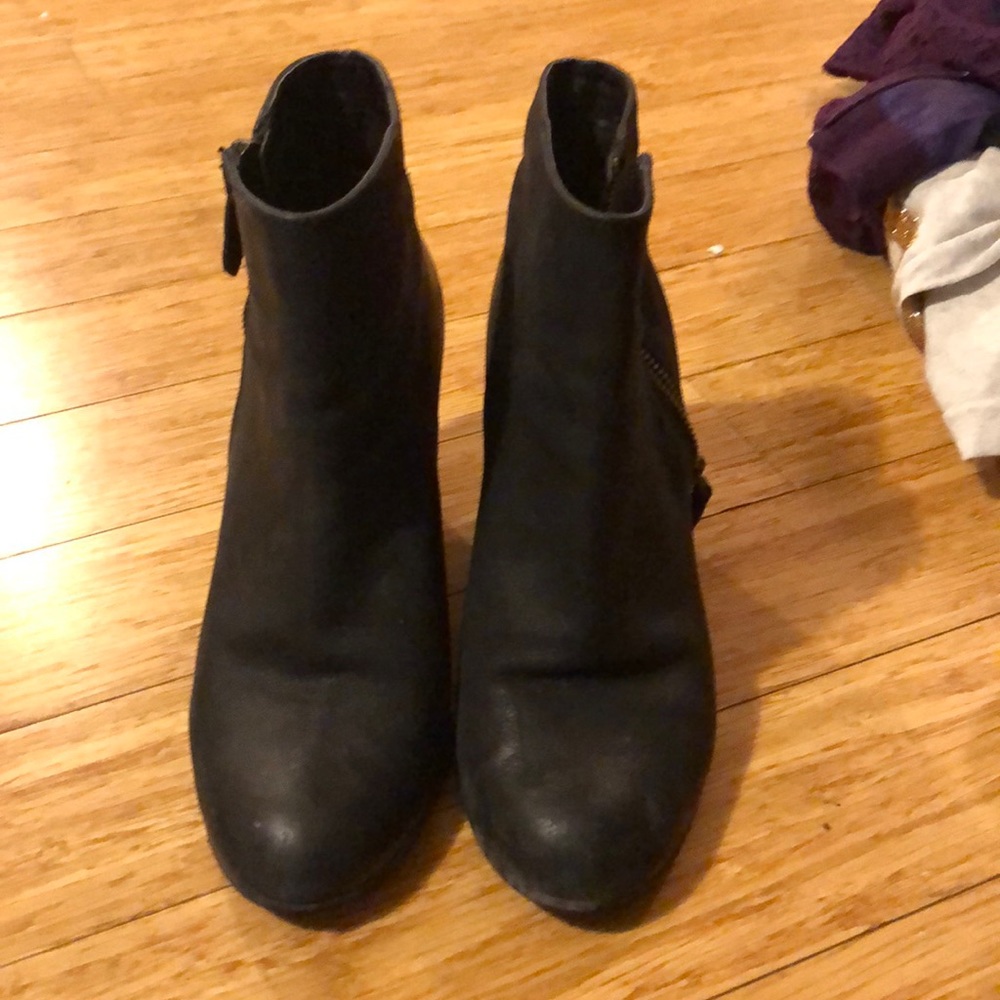 Black wedges